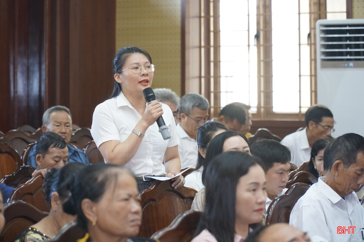 Cử tri Lê Hồng Hạnh (phường Nam Hồng Lĩnh) kiến nghị về lĩnh vực giáo dục, đặc biệt là việc sửa đổi sách giáo khoa cho phù hợp, đồng thời kiến nghị về công tác quản lý tài sản công sau sáp nhập.