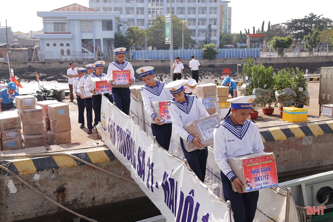 Mang hương vị tết từ đất liền ra các “cột mốc chủ quyền” trên biển