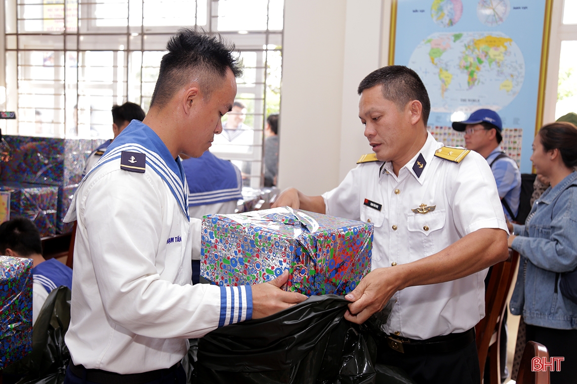 Mang hương vị tết từ đất liền ra các “cột mốc chủ quyền” trên biển