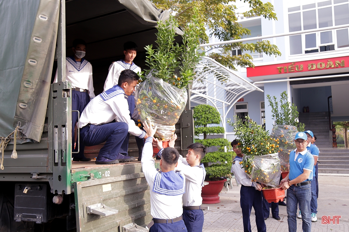 Mang hương vị tết từ đất liền ra các “cột mốc chủ quyền” trên biển