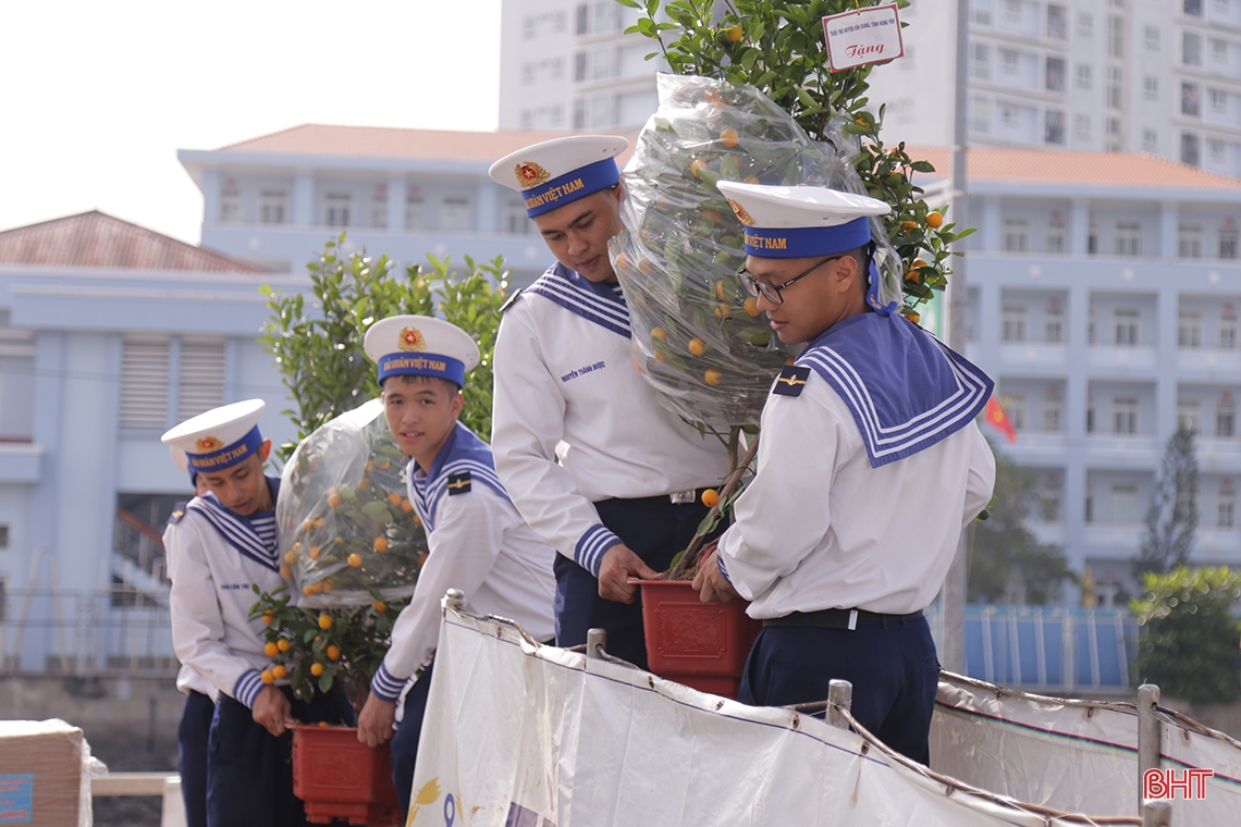 Mang hương vị tết từ đất liền ra các “cột mốc chủ quyền” trên biển