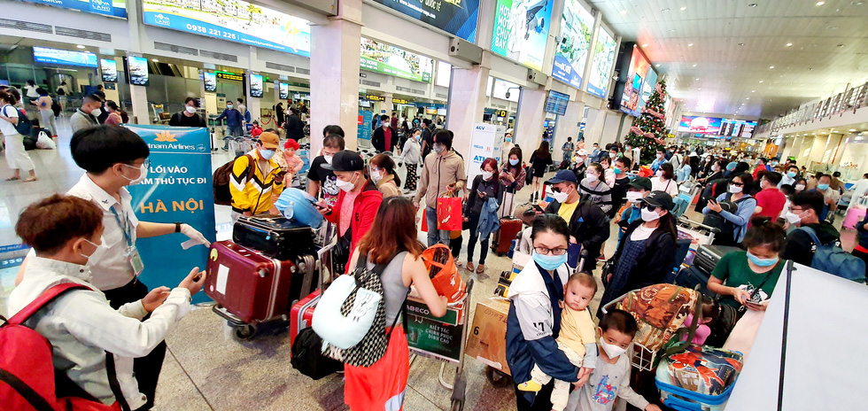 Sân bay Tân Sơn Nhất đông nghẹt người về quê ăn Tết - Ảnh 2. Sân bay Tân Sơn Nhất đông nghẹt người về quê ăn Tết