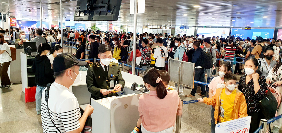 Sân bay Tân Sơn Nhất đông nghẹt người về quê ăn Tết - Ảnh 9. Sân bay Tân Sơn Nhất đông nghẹt người về quê ăn Tết