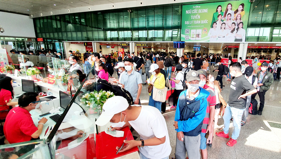 Sân bay Tân Sơn Nhất đông nghẹt người về quê ăn Tết - Ảnh 6. Sân bay Tân Sơn Nhất đông nghẹt người về quê ăn Tết