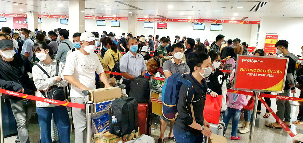 Sân bay Tân Sơn Nhất đông nghẹt người về quê ăn Tết - Ảnh 5. Sân bay Tân Sơn Nhất đông nghẹt người về quê ăn Tết