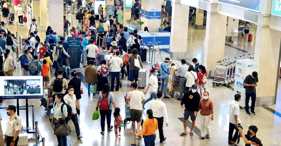 Sân bay Tân Sơn Nhất đông nghẹt người về quê ăn Tết - Ảnh 3. Sân bay Tân Sơn Nhất đông nghẹt người về quê ăn Tết