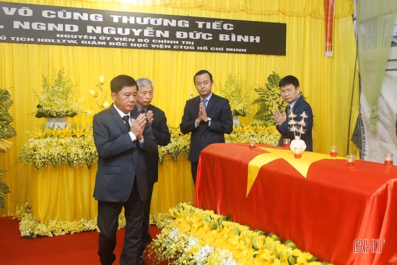 Chùm ảnh: Xúc động Lễ viếng, an táng đồng chí Nguyễn Đức Bình