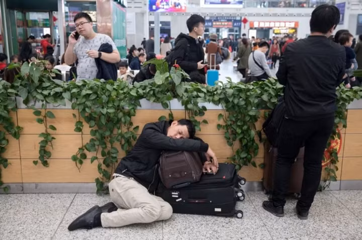 Xuân vận Trung Quốc: “Biển người” xếp hàng chờ tàu xe về quê ăn Tết