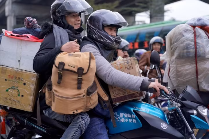 Xuân vận Trung Quốc: “Biển người” xếp hàng chờ tàu xe về quê ăn Tết