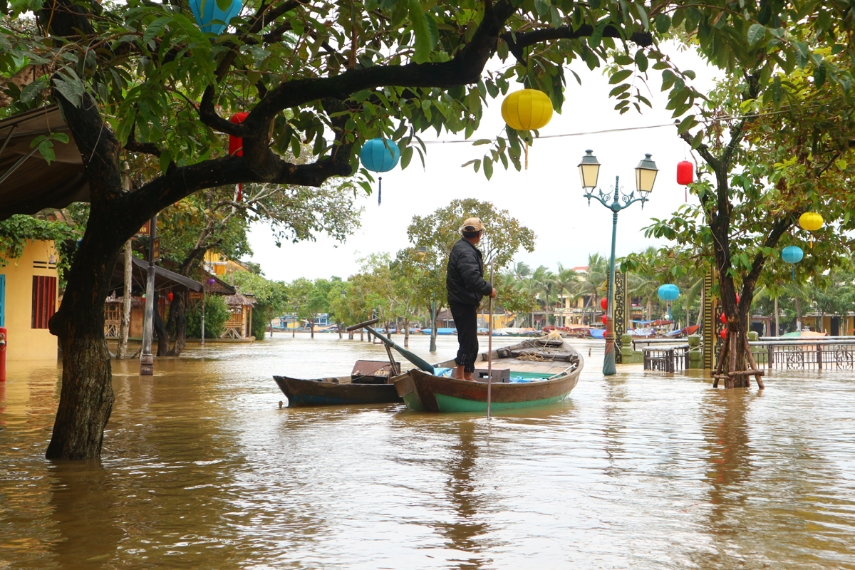 Lũ lên nhanh, hàng chục nghìn nhà dân ngập nước