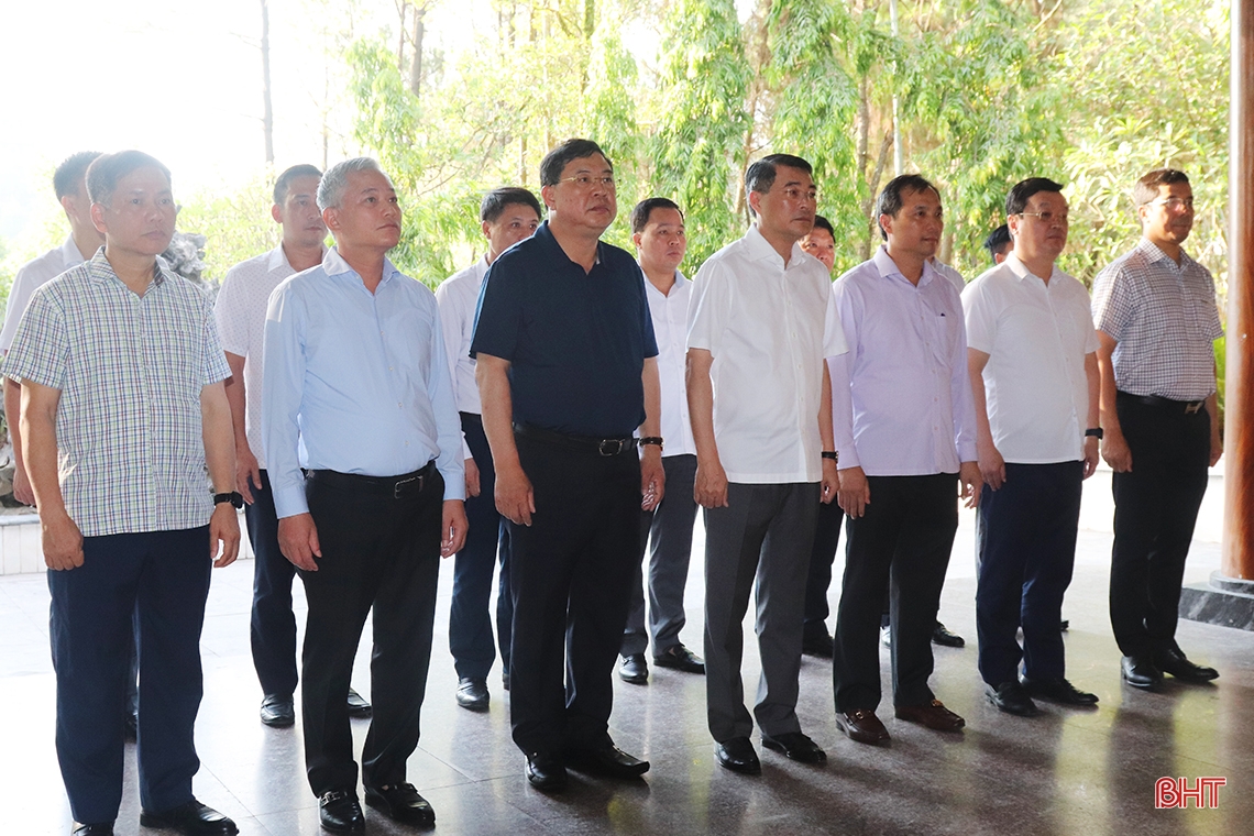 Chánh Văn phòng Trung ương Đảng dâng hương tại các địa chỉ đỏ ở Hà Tĩnh