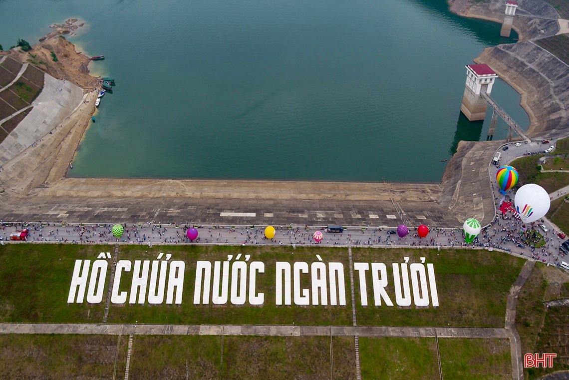 Trình diễn bay khinh khí cầu chào mừng SEA Games 31 tại Vũ Quang