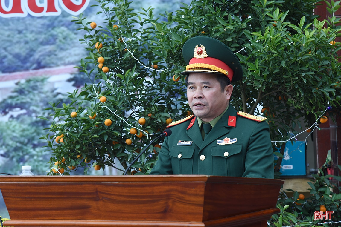 Lãnh đạo Hà Tĩnh chúc tết cán bộ, chiến sỹ đảo Sơn Dương