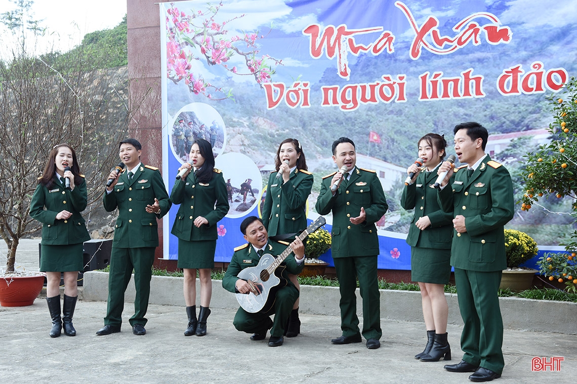 Lãnh đạo Hà Tĩnh chúc tết cán bộ, chiến sỹ đảo Sơn Dương
