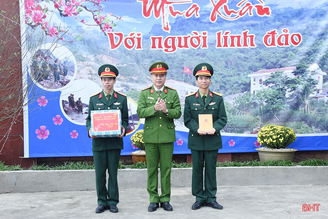 Lãnh đạo Hà Tĩnh chúc tết cán bộ, chiến sỹ đảo Sơn Dương