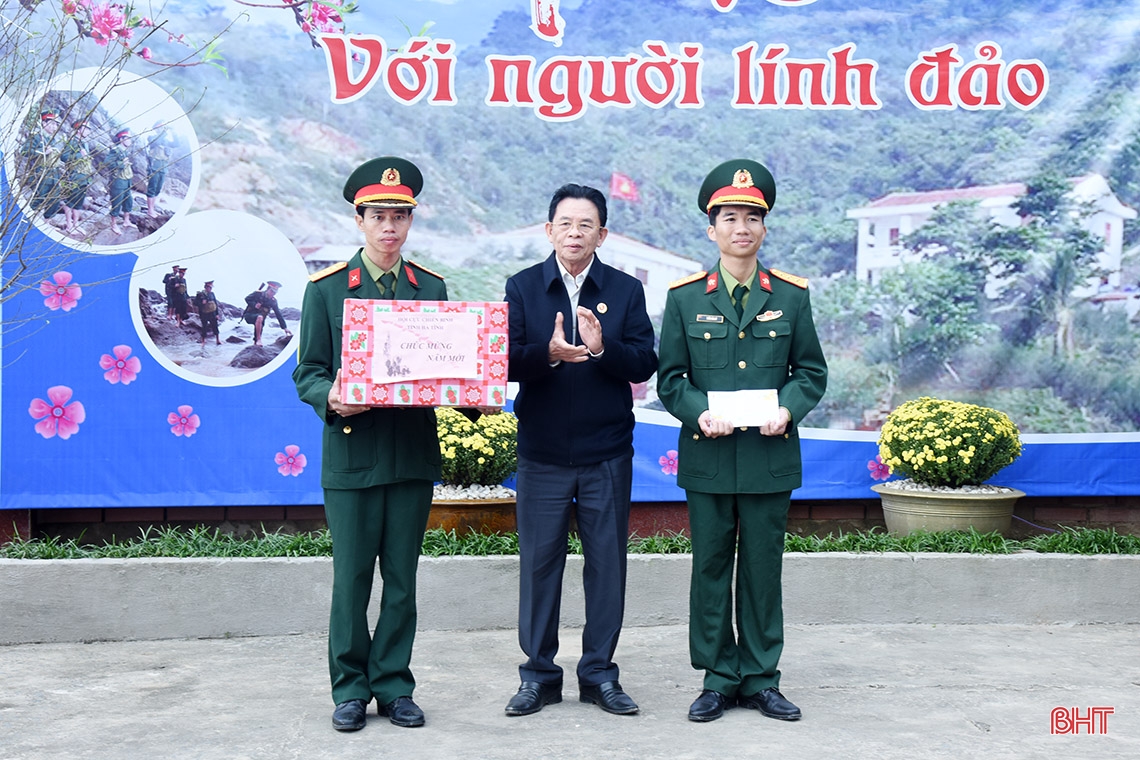 Lãnh đạo Hà Tĩnh chúc tết cán bộ, chiến sỹ đảo Sơn Dương