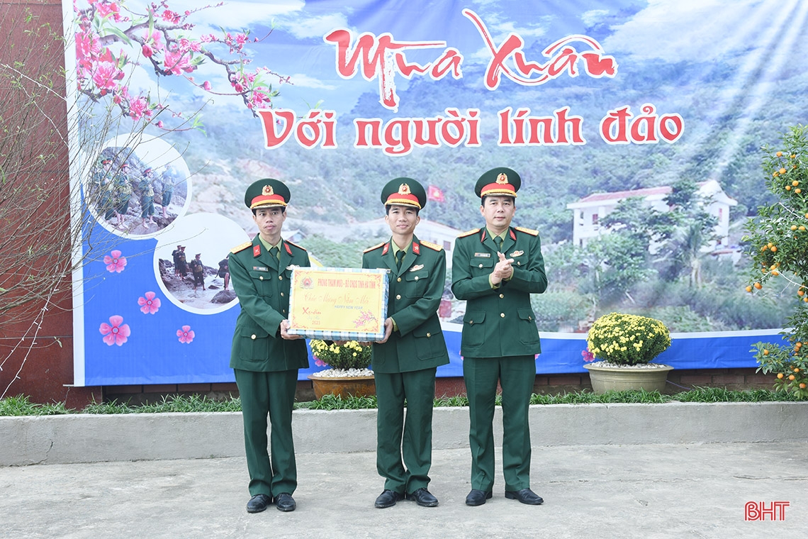 Lãnh đạo Hà Tĩnh chúc tết cán bộ, chiến sỹ đảo Sơn Dương