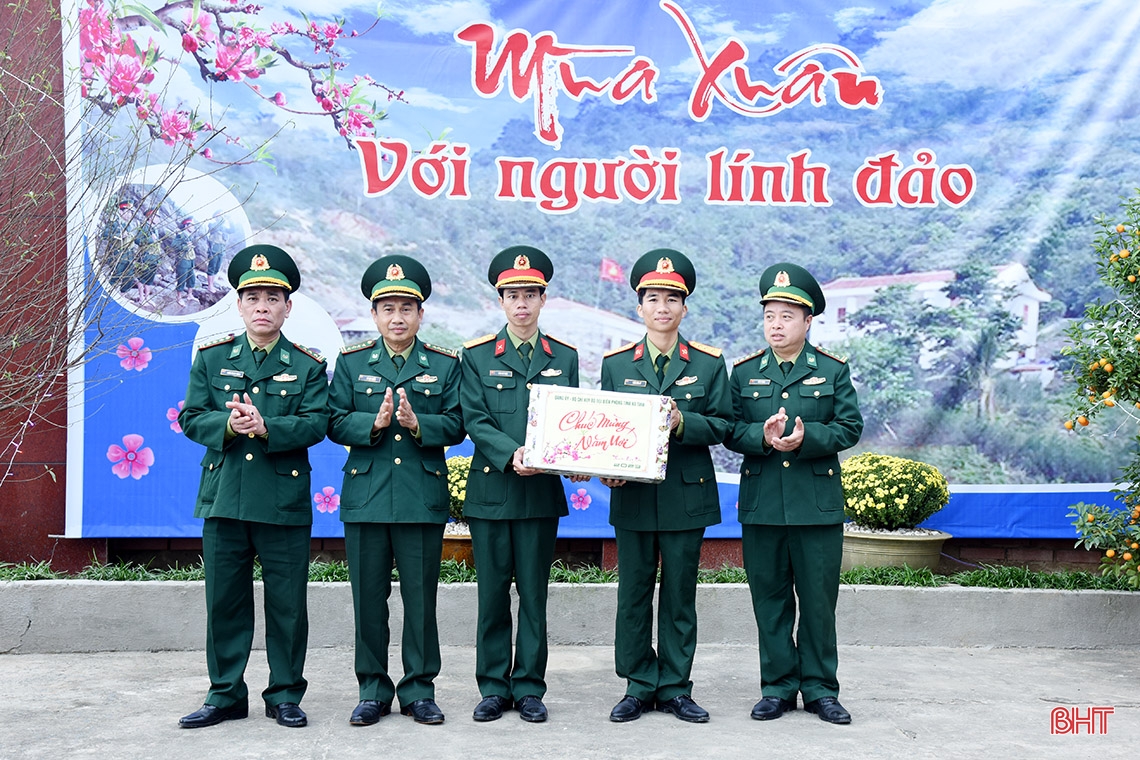 Lãnh đạo Hà Tĩnh chúc tết cán bộ, chiến sỹ đảo Sơn Dương
