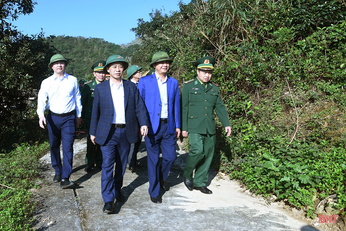 Lãnh đạo Hà Tĩnh chúc tết cán bộ, chiến sỹ đảo Sơn Dương