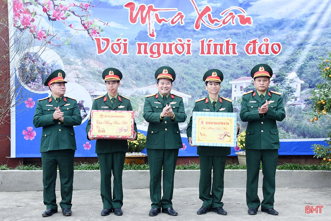 Lãnh đạo Hà Tĩnh chúc tết cán bộ, chiến sỹ đảo Sơn Dương