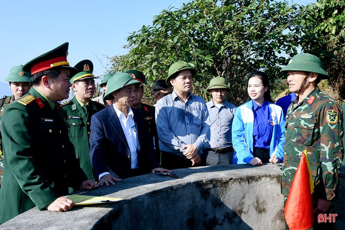 Lãnh đạo Hà Tĩnh chúc tết cán bộ, chiến sỹ đảo Sơn Dương