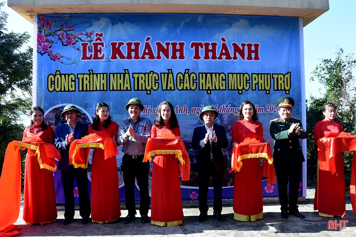 Lãnh đạo Hà Tĩnh chúc tết cán bộ, chiến sỹ đảo Sơn Dương