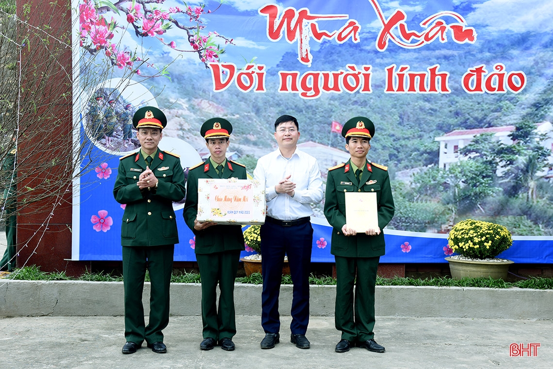 Lãnh đạo Hà Tĩnh chúc tết cán bộ, chiến sỹ đảo Sơn Dương