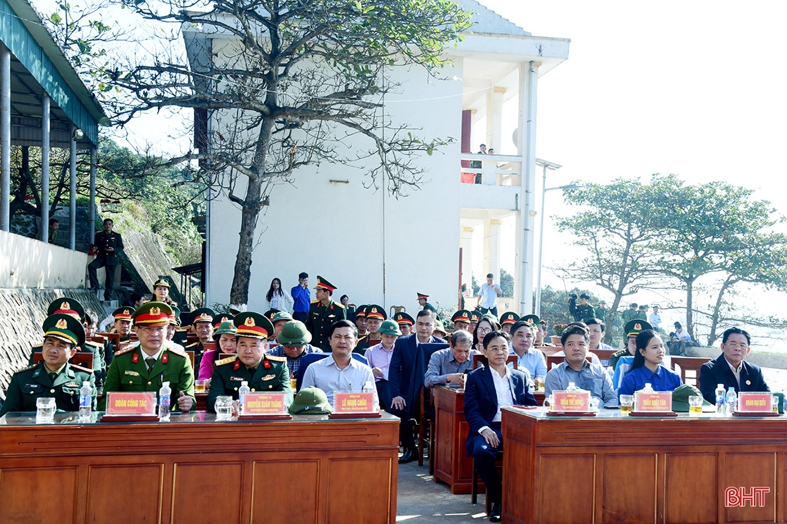 Lãnh đạo Hà Tĩnh chúc tết cán bộ, chiến sỹ đảo Sơn Dương