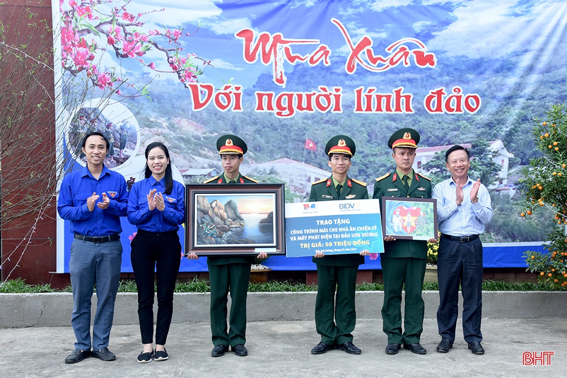 Lãnh đạo Hà Tĩnh chúc tết cán bộ, chiến sỹ đảo Sơn Dương