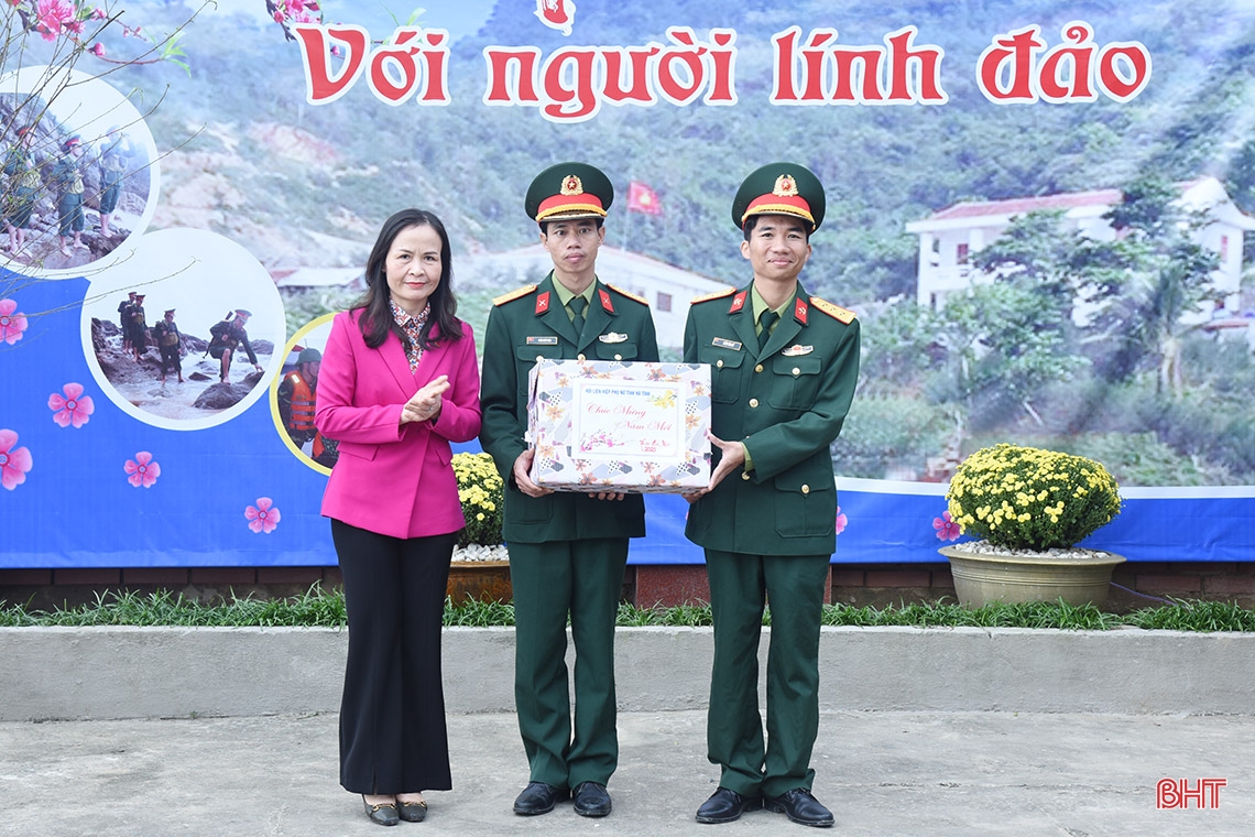 Lãnh đạo Hà Tĩnh chúc tết cán bộ, chiến sỹ đảo Sơn Dương