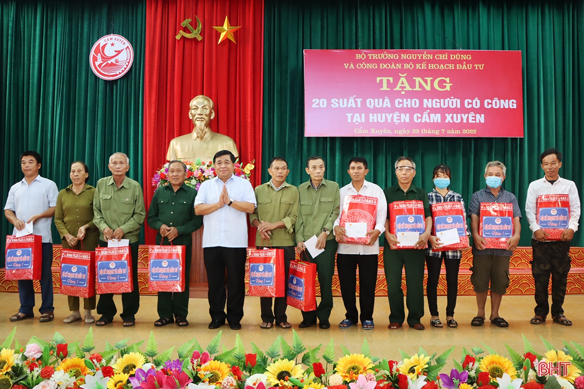 Bộ trưởng Bộ KH&ĐT tặng quà cho người có công với cách mạng trên địa bàn Hà Tĩnh