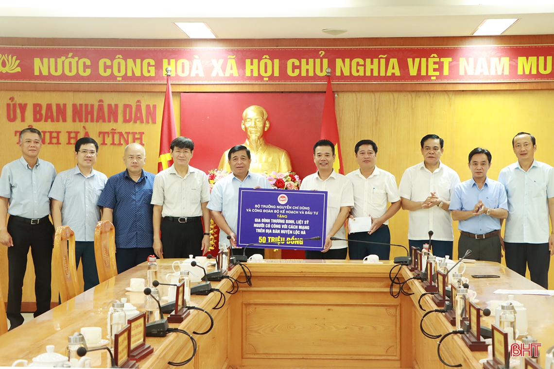 Bộ trưởng Bộ KH&ĐT tặng quà cho người có công với cách mạng trên địa bàn Hà Tĩnh