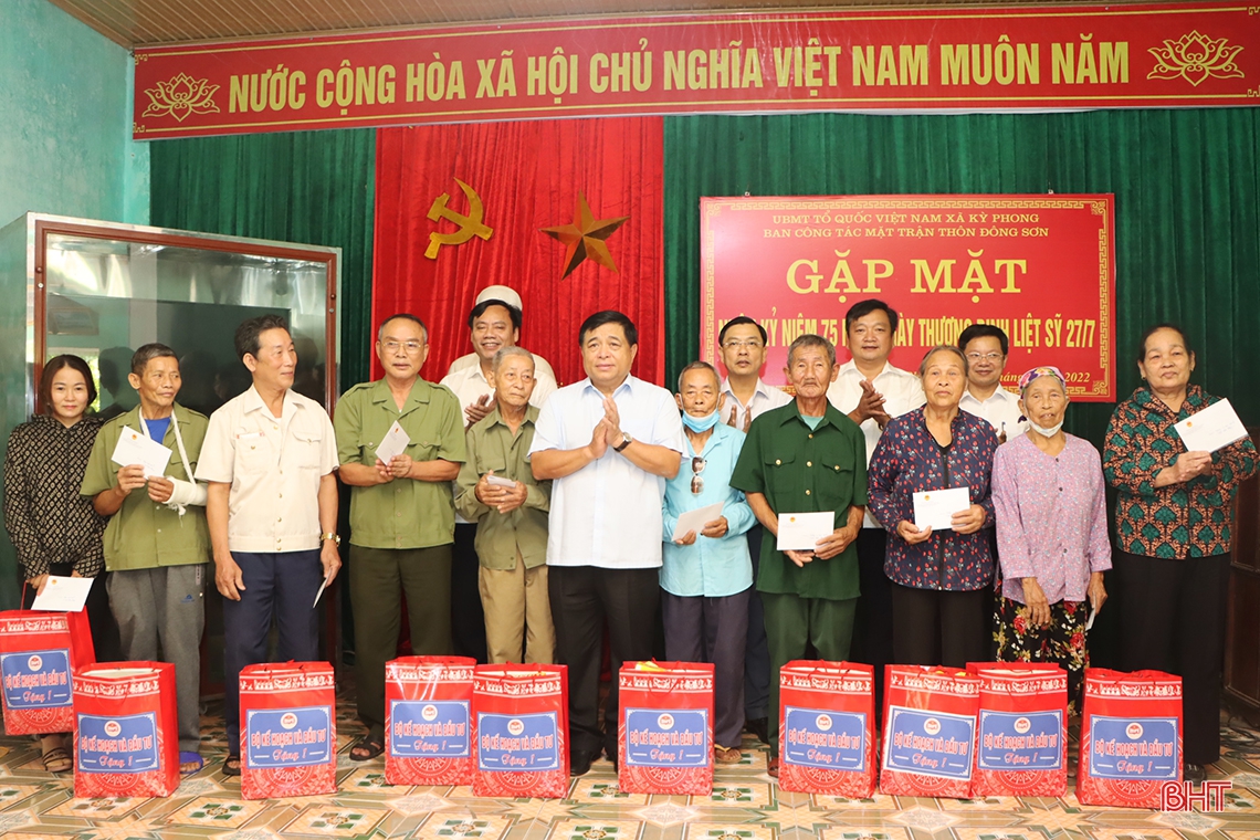 Bộ trưởng Bộ KH&ĐT tặng quà cho người có công với cách mạng trên địa bàn Hà Tĩnh