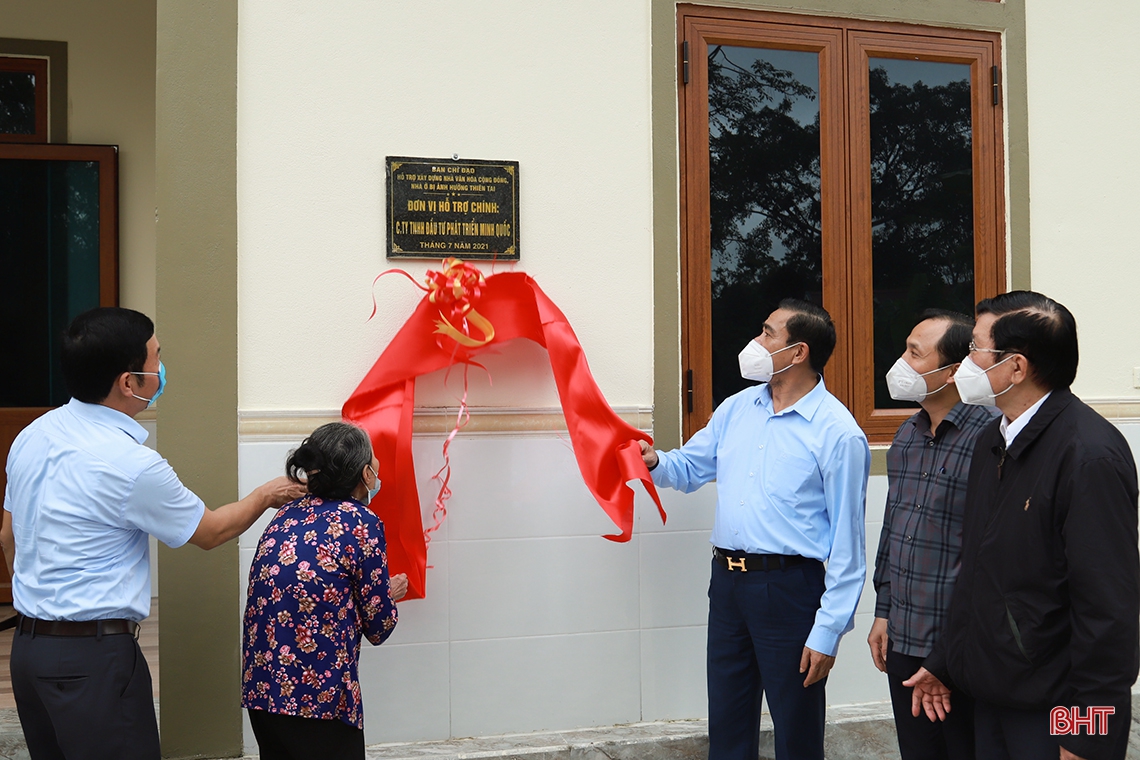 Nguyên Chủ tịch nước Trương Tấn Sang dự lễ khánh thành nhà văn hóa cộng đồng, khởi công nhà ở cho các hộ dân làng vạn chài