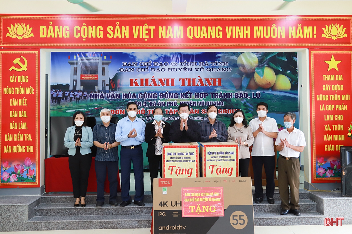 Nguyên Chủ tịch nước Trương Tấn Sang dự lễ khánh thành nhà văn hóa cộng đồng, khởi công nhà ở cho các hộ dân làng vạn chài