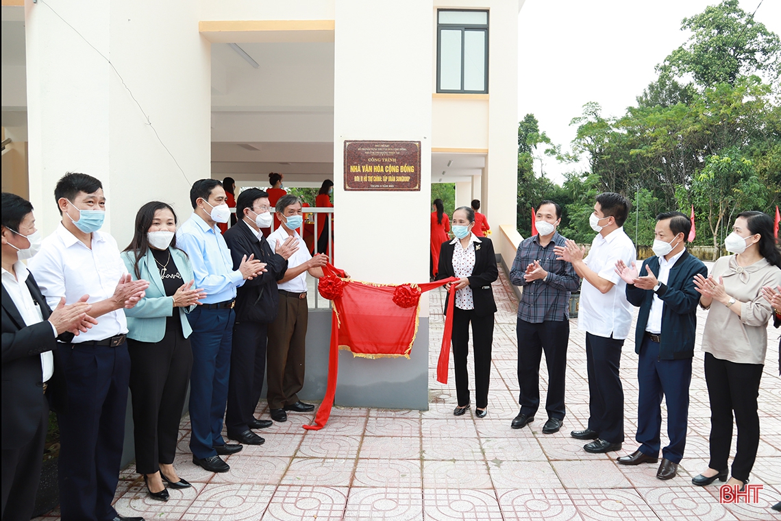 Nguyên Chủ tịch nước Trương Tấn Sang dự lễ khánh thành nhà văn hóa cộng đồng, khởi công nhà ở cho các hộ dân làng vạn chài