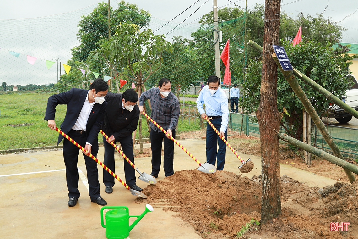Nguyên Chủ tịch nước Trương Tấn Sang dự lễ khánh thành nhà văn hóa cộng đồng, khởi công nhà ở cho các hộ dân làng vạn chài