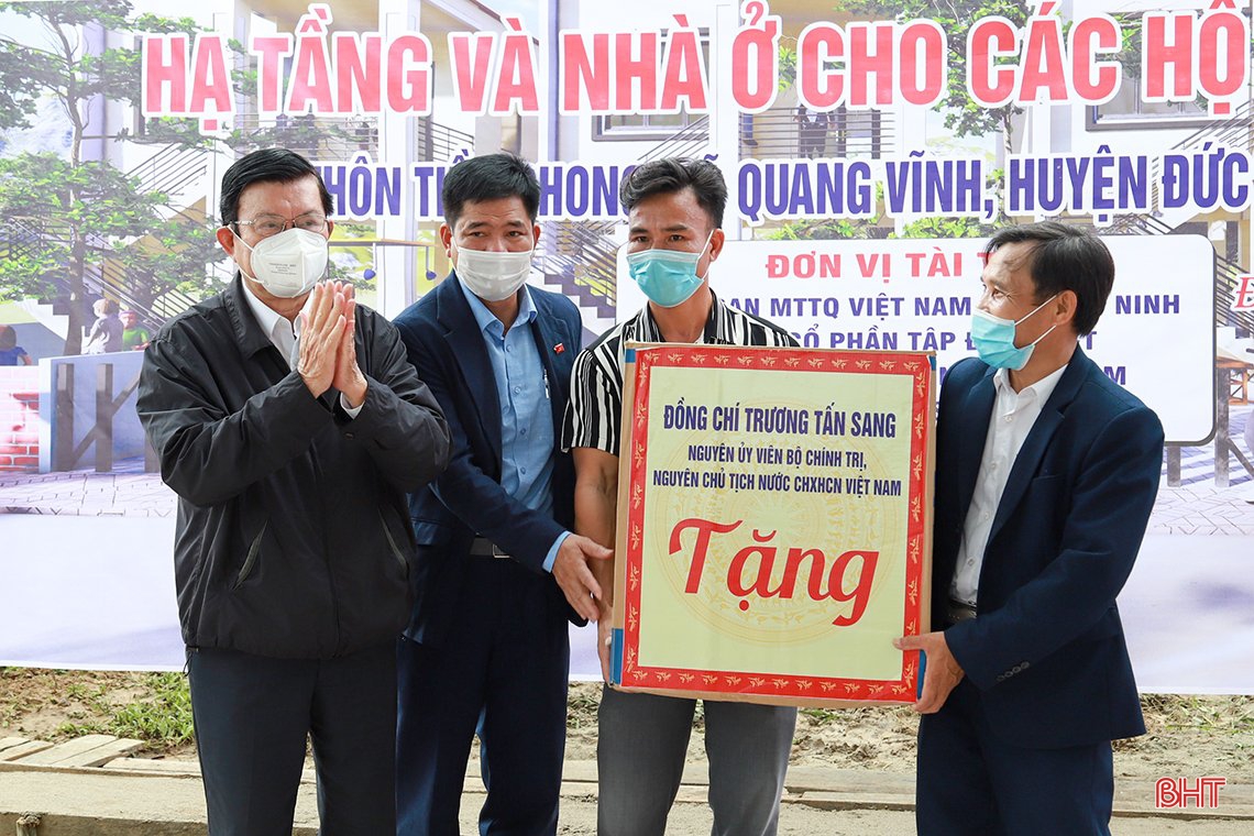 Nguyên Chủ tịch nước Trương Tấn Sang dự lễ khánh thành nhà văn hóa cộng đồng, khởi công nhà ở cho các hộ dân làng vạn chài