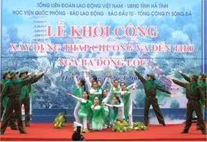 Màn sử thi của Đoàn NTQK4 tại lễ khởi công xây dựng Đền thờ-Tháp chuông NBĐL - Ảnh: Văn Học.