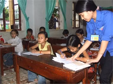 TNTN Đại học Vinh dạy hè cho học sinh vùng dự án Ngàn Trươi - Cẩm Trang - Ảnh: Văn Học.