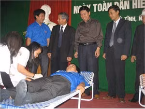 Tuổi trẻ Đoàn các cơ quan cấp tỉnh Hà Tĩnh hiến máu nhân đạo trong Tháng Thanh niên - Ảnh: T.Đ.