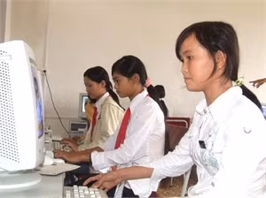Giờ học tin học của học sinh Trường THCS Đồng Lộc (Can Lộc) - Ảnh: Văn Học.