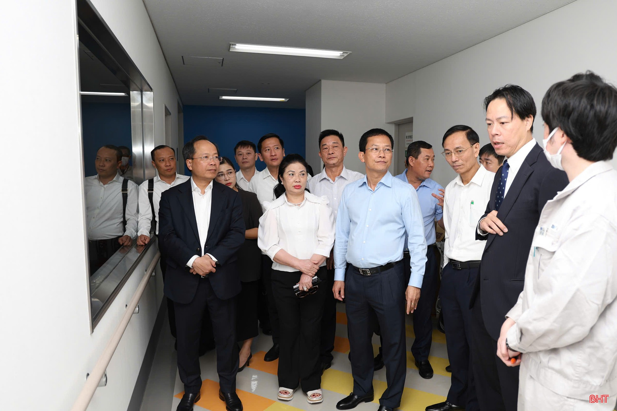 Đoàn công tác tỉnh Hà Tĩnh tham quan khu vực điều hành nhà máy.