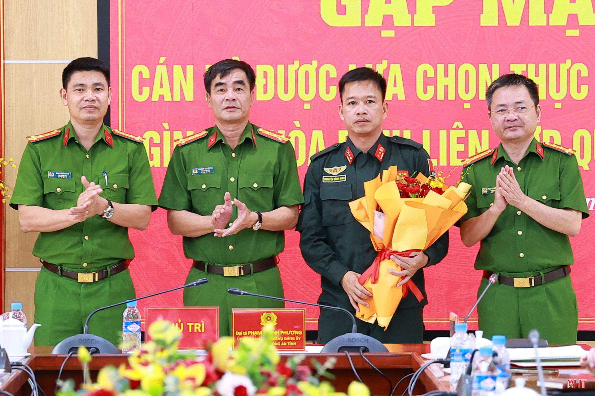 bqbht_br_cac-dong-chi-trong-ban-giam-doc-cong-an-tinh-tang-hoa-chuc-mung-dong-chi-trung-ta-nguyen-dinh-anh.jpg