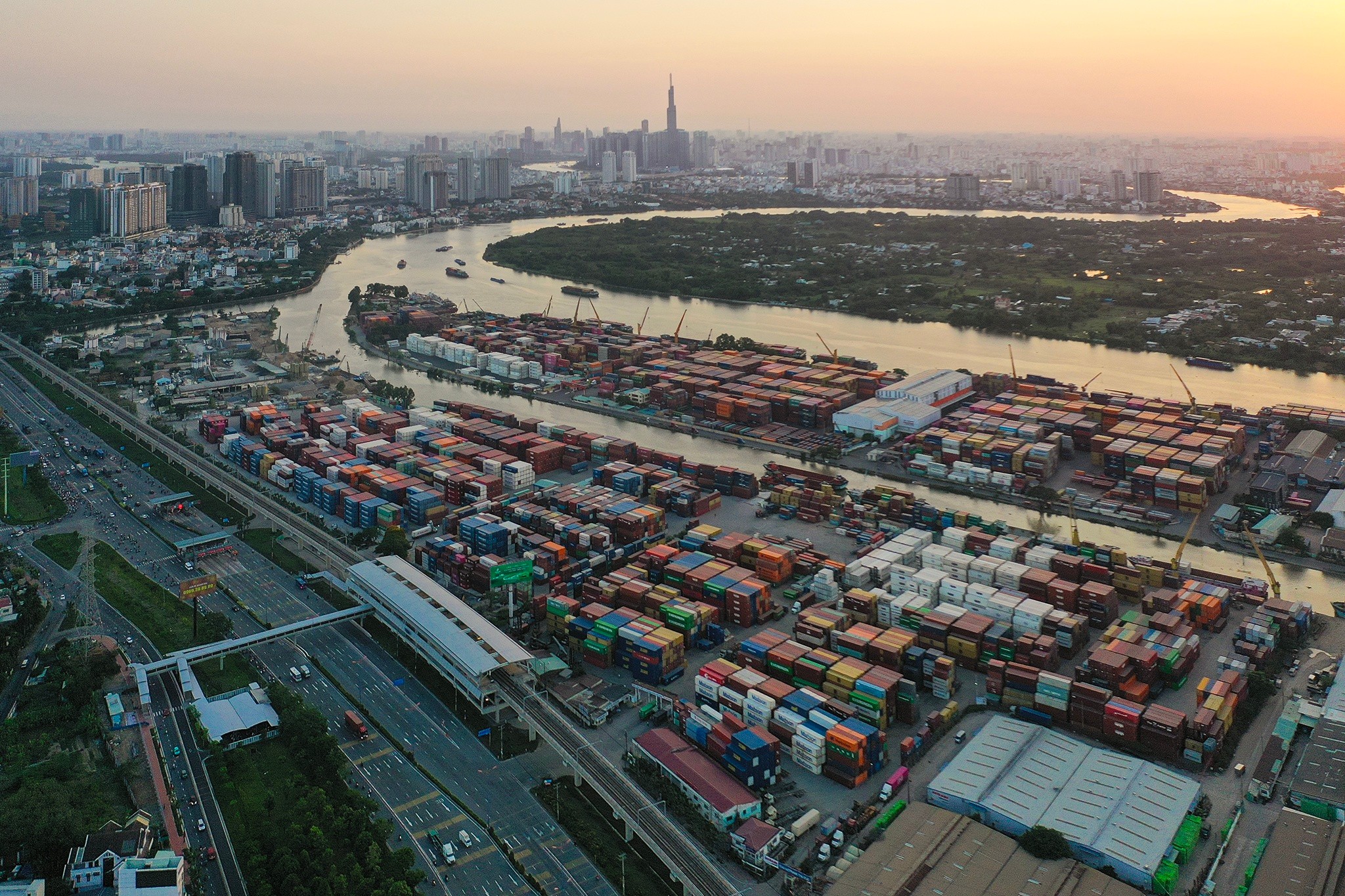 ICD Phước Long 3 là một trong những trung tâm logistics quan trọng của TP. Hồ Chí Minh, đảm nhận chức năng gom hàng, lưu trữ và trung chuyển container giữa các khu công nghiệp với hệ thống cảng biển. Sự phát triển của các cảng cạn như Phước Long 3 góp phần nâng cao năng lực vận tải, giảm chi phí logistics và tăng sức cạnh tranh cho hoạt động xuất nhập khẩu của thành phố.