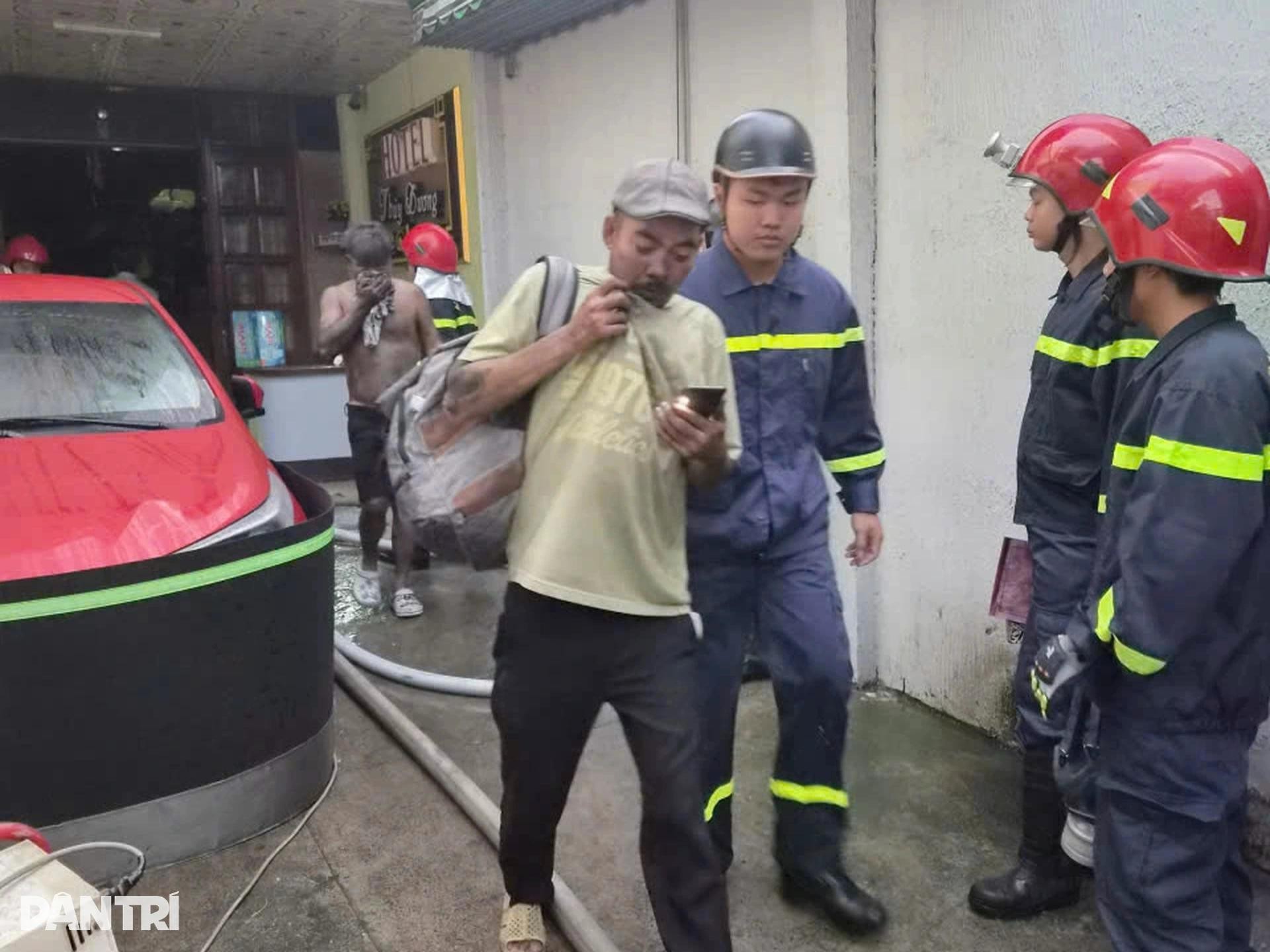 Một số khách thuê phòng được hướng dẫn đến khu vực an toàn (Ảnh: Thuận Thiên).