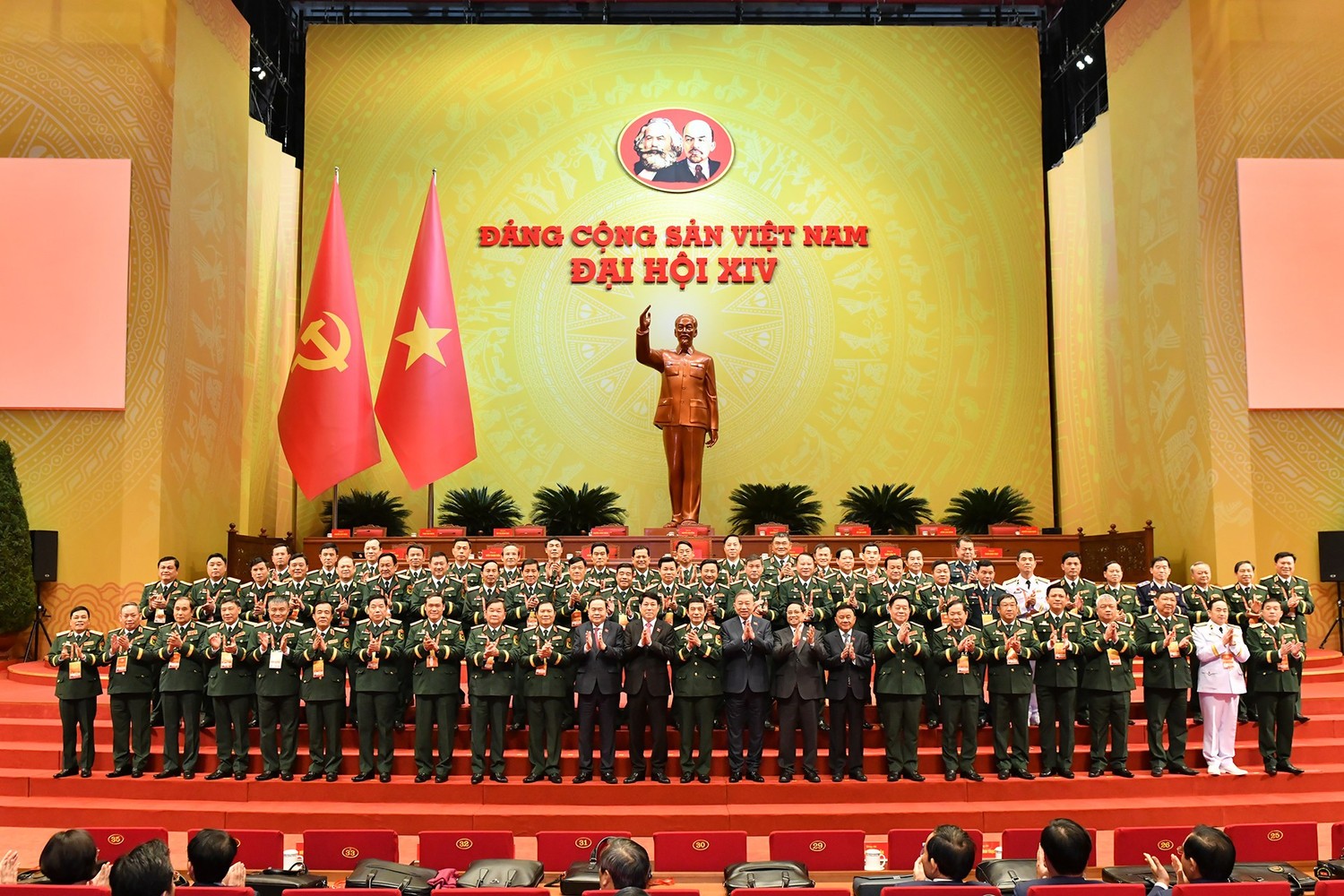 Các đại biểu đoàn Quân đội chụp ảnh cùng Lãnh đạo Đảng, Nhà nước.