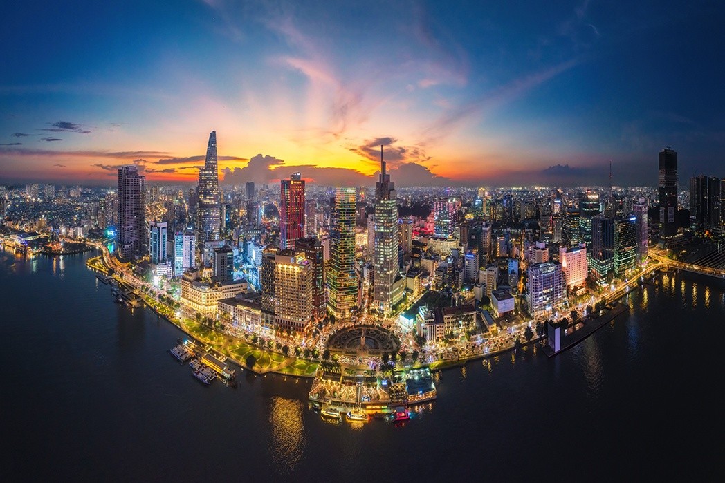 Đến hết năm 2025, quy mô GRDP của TP. Hồ Chí Minh ước đạt khoảng 2,74 triệu tỷ đồng, chiếm khoảng 23,5% GDP cả nước, tiếp tục khẳng định vai trò đầu tàu kinh tế của Việt Nam. Sau khi mở rộng địa giới hành chính, thành phố được kỳ vọng phát huy lợi thế của trung tâm tài chính, công nghiệp, logistics và kinh tế biển, hướng tới mục tiêu trở thành trung tâm kinh tế, tài chính và dịch vụ của châu Á vào năm 2045. Ngày 27/6, Chính phủ ban hành Nghị quyết 169/NQ-CP về mục tiêu tăng trưởng của các địa phương năm 2026 và giai đoạn 2026 - 2030. Chính phủ giao TP. Hồ Chí Minh năm 2026 đạt tốc độ tăng trưởng GRDP bình quân 10,2%, giai đoạn 2026-2030 là 10,25%; GRDP bình quân đầu người đạt 9.800 USD, giai đoạn 2026-2030 là 14.400 USD.