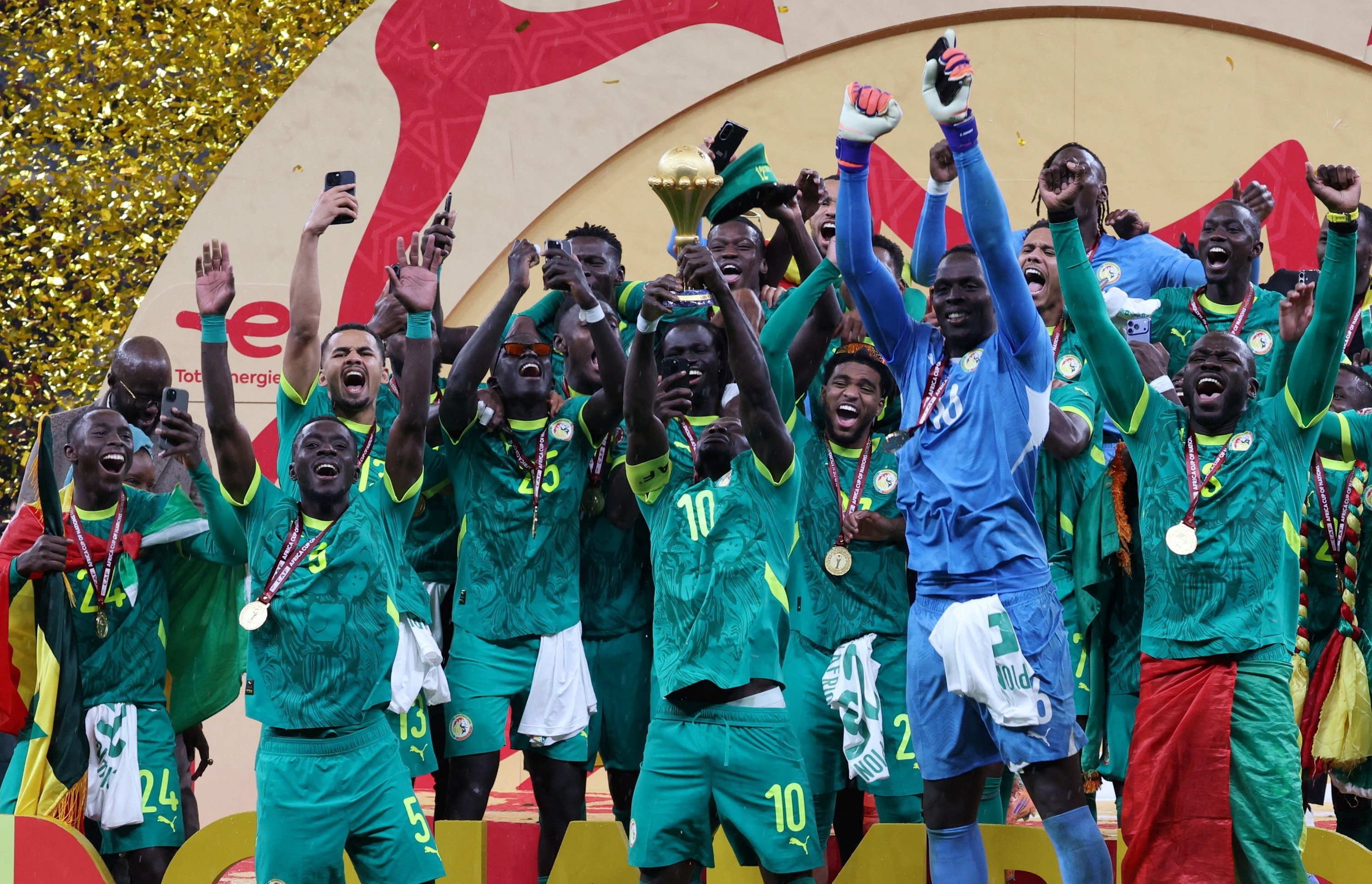 Khi tiếng còi mãn cuộc vang lên, bầu không khí trên sân chia làm hai nửa đối lập. Senegal vỡ òa cảm xúc khi lần thứ 2 bước lên đỉnh châu Phi trong 3 lần góp mặt gần nhất ở đấu trường danh giá cấp châu lục này.