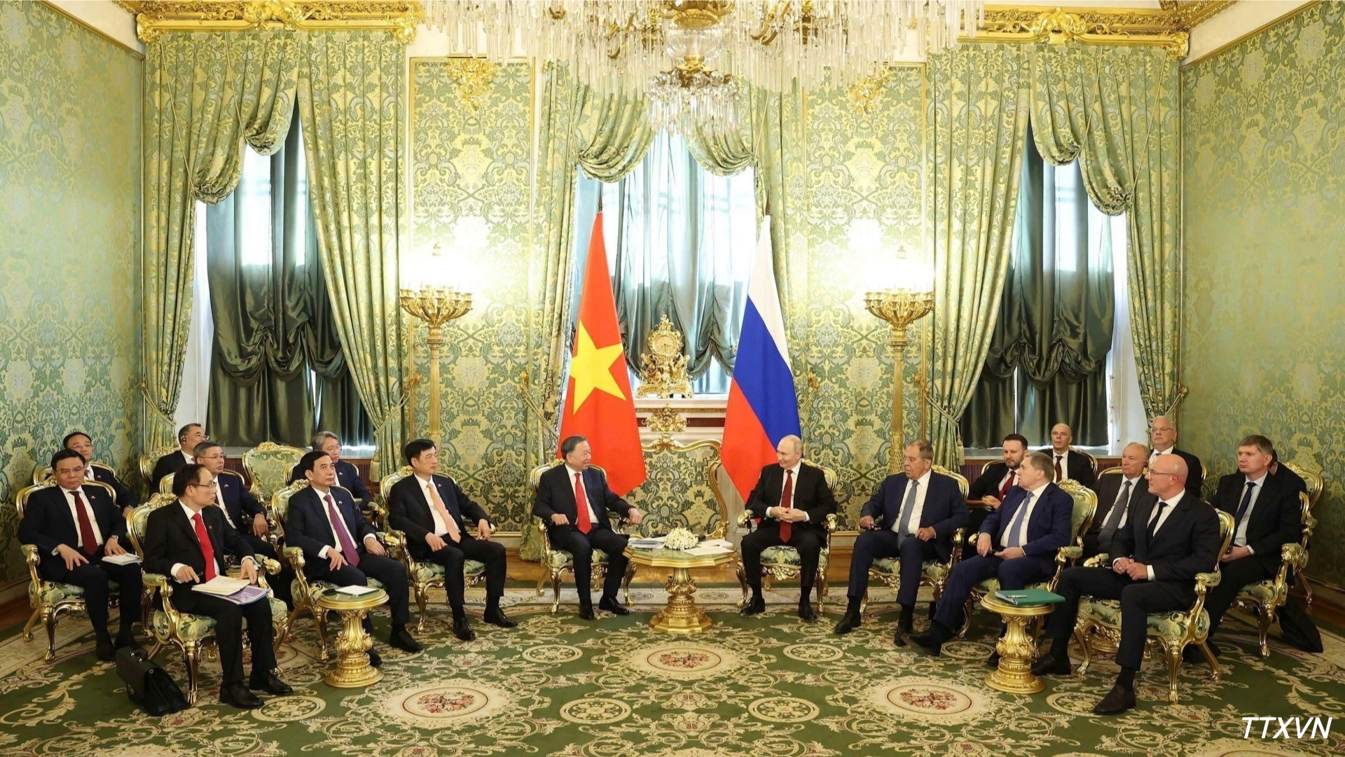 Tổng Bí thư, Chủ tịch nước Tô Lâm gặp hẹp Tổng thống Liên bang Nga Vladimir Putin. (Ảnh: Thống Nhất/TTXVN)